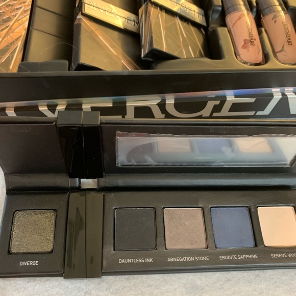 Sephora Divergent Multipiece Collectors Makeup Kit - Picture 8 of 16